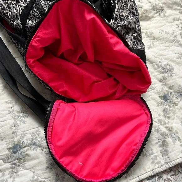 LuluLemon Black and White Patterned Duffel Bag, gym - Picture 12 of 16